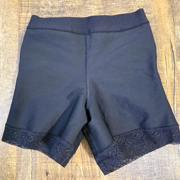 Leonisa Lift SculptMid-Rise Sculpting Butt Lifter Shaper Short - Picture 3 of 5